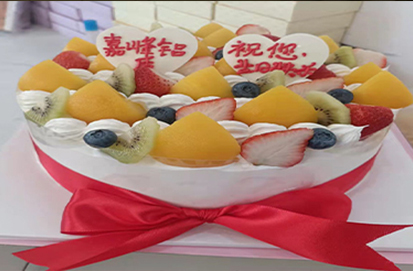 車(chē)間里響起了歡樂(lè)的生日歌